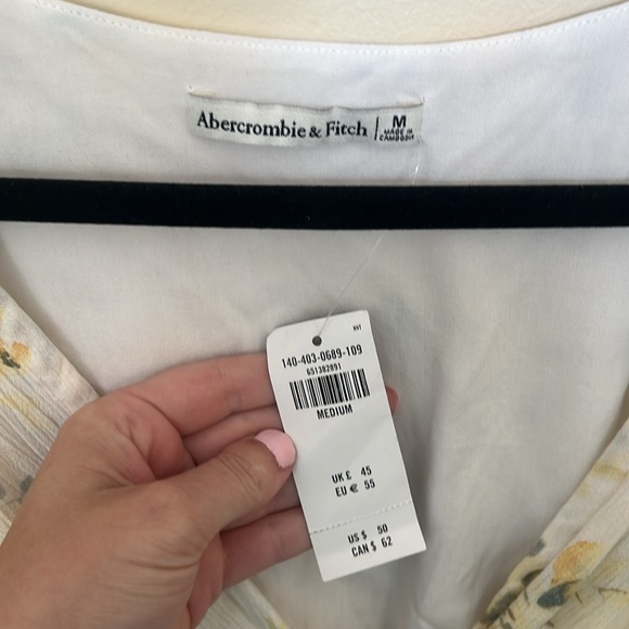 NWT! Abercrombie Flutter Sleeve Knot Front Crop - Size M - Picture 2 of 7